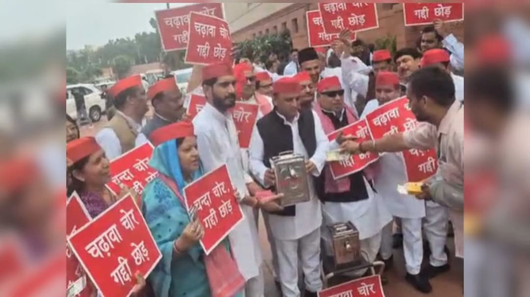 प्रोटेस्ट के दौरान अखिलेश यादव दान पेटी हाथ में लिए नजर आए।