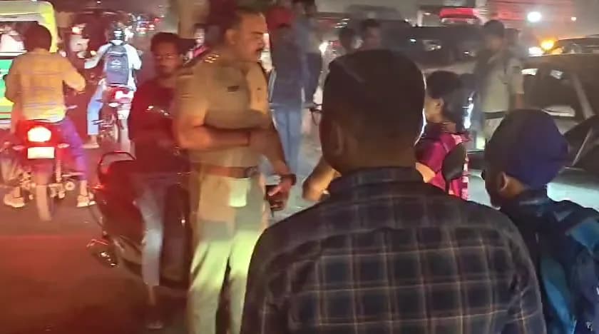 प्रदर्शन के कारण 1.5 किलोमीटर लंबी वाहनों की कतार लगने से जाम की स्थिती बनी।