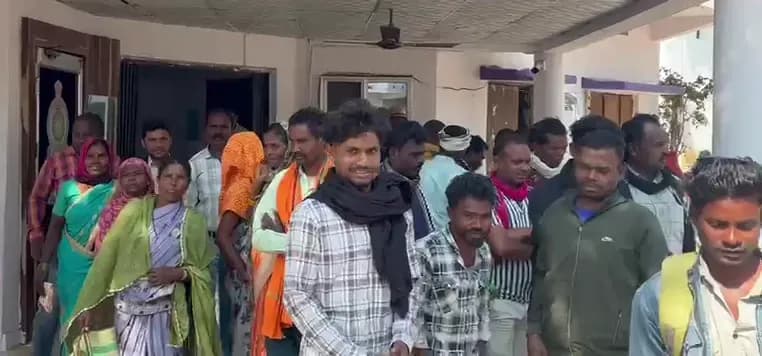 धर्मांतरण के खिलाफ ग्रामीणों ने थाने पहुंचकर सौंपा ज्ञापन।