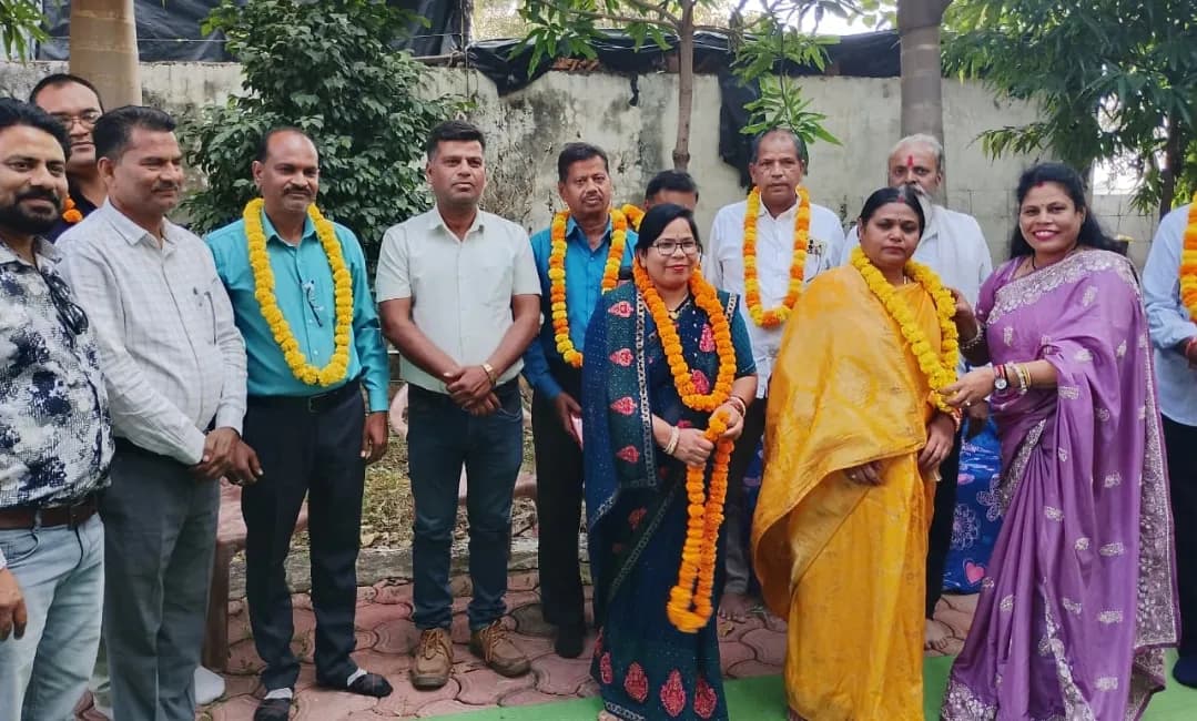 गुना में स्कूल समय में बच्चों की पढ़ाई छोड़ विदाई पार्टी में शामिल हुए शिक्षक