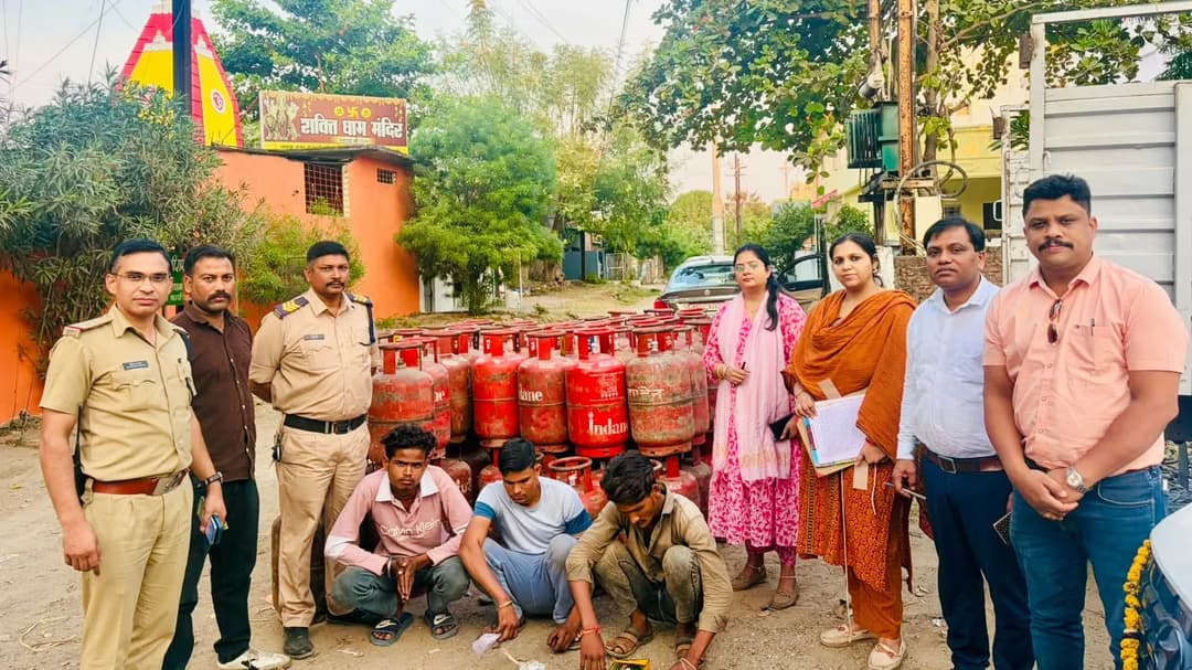 भोपाल के कोलार में अब्बास नगर में अवैध गैस रिफिलिंग पर छापा, 98 घरेलू गैस सिलेंडर और मिनी ट्रक जब्त, 3 आरोपी गिरफ्तार।