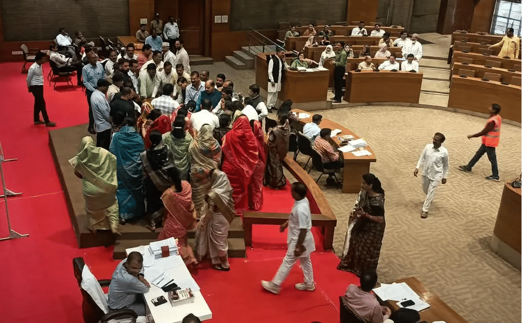 भोपाल निगम परिषद की बैठक में हंगामा