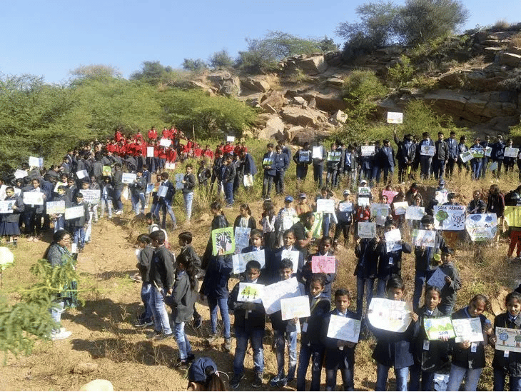 तस्वीर 13 दिसंबर की है। अरावली दिवस के दिन अरावली पर्वतमाला की ही एक पहाड़ी पर इसे क्लिक किया गया। अरावली की पहचान के नए पैमाने सामने आने के बाद दिल्ली-NCR के स्कूलों के हजारों बच्चे  'अरावली बचाओ' मुहिम का हिस्सा बने। (फोटो सोर्स: ANI)