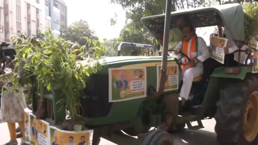 तेलंगाना में बीजेपी विधायकों ने आज MLA क्वार्टर्स से लेकर विधानसभा तक ट्रैक्टर रैली निकाली। (फोटो सोर्स: ANI)
