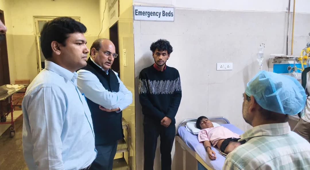 घर की छत पर बैनर निकालते समय हुआ हादसा, 13 वर्षीय भतीजा गंभीर रूप से झुलसा