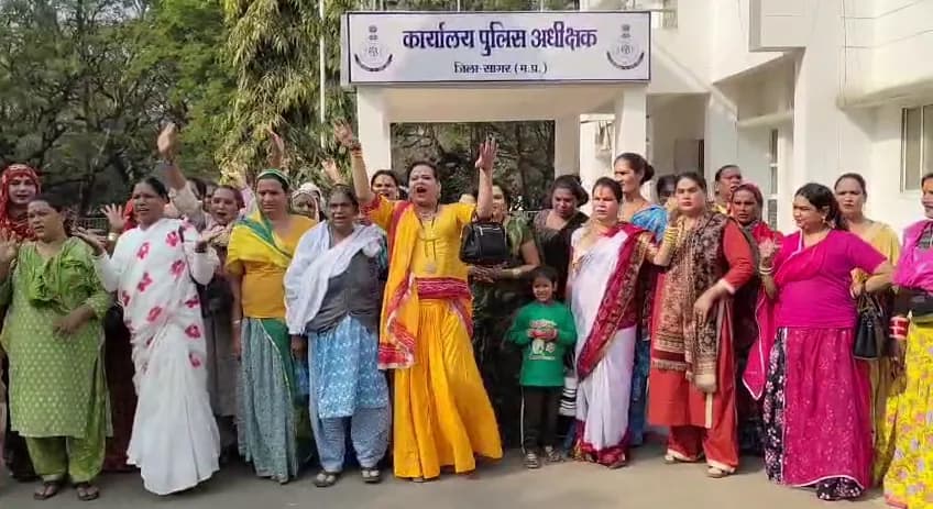 एसपी से की किन्नर समाज ने जांच की मांग।