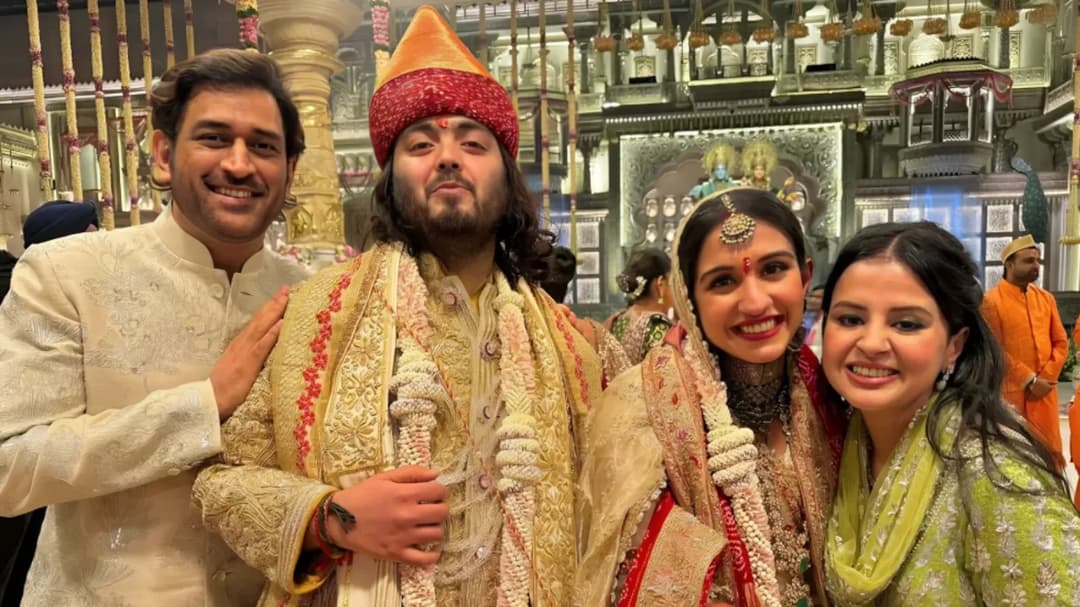 धोनी और अनंत अंबानी के बीच अच्छी बॉन्डिंग है। दोनों कई बड़े फैमिली इवेंट्स में साथ नजर आ चुके हैं।
