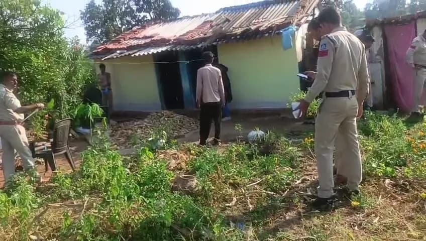छिंदवाड़ा के ग्राम मुजावर पश्चिम रैयत में घर के पीछे मिला युवक का शव मिलने से इलाके में हड़कंप मच गया।