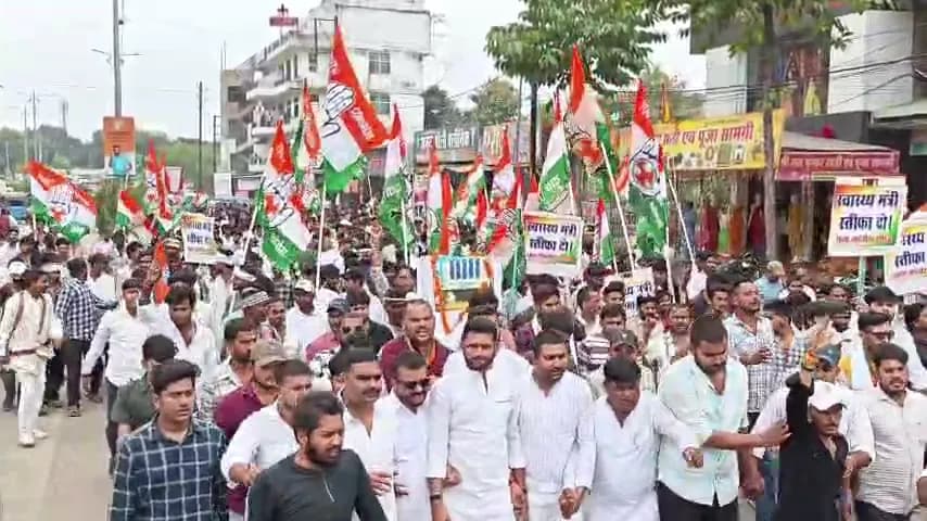 सीधी में स्वास्थ्य व्यवस्था पर युवा कांग्रेस का प्रदर्शन।