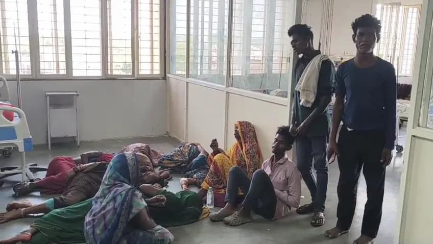 मजदूरों से भरी पिकअप पलटने से 37 लोग घायल।