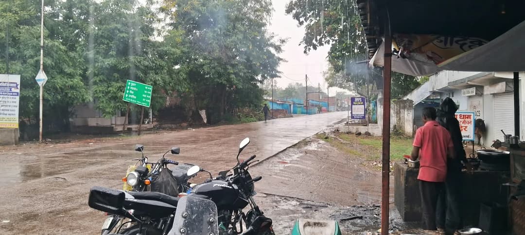 जिले में अक्टूबर के अंतिम दिनों में मौसम बदल गया है। रात से रुक-रुककर हो रही बारिश और बादलों के कारण ठंडक बढ़ गई है।