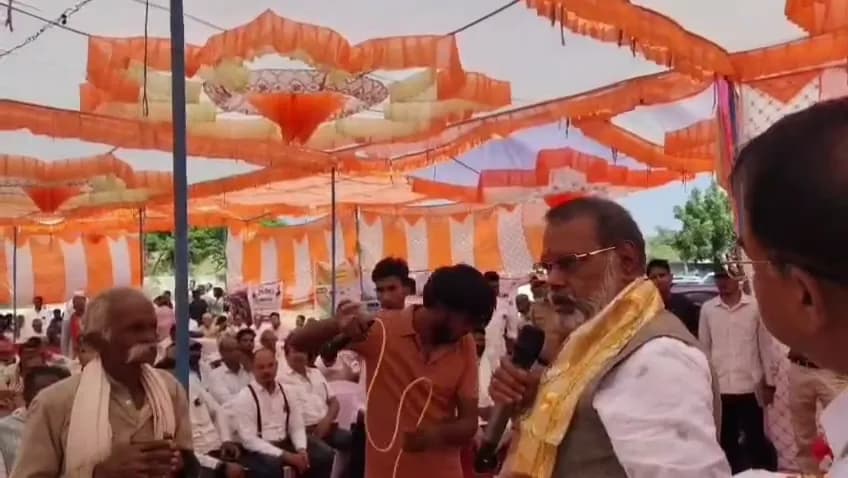नारायण कुशवाहा ने SDM से मंच पर मांगा जवाब, एक दिन में समाधान के निर्देश दिए