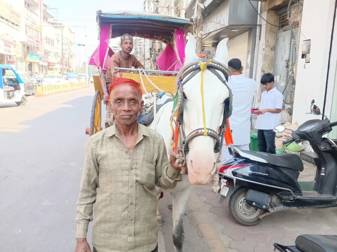 इंदौर में आज भी दौड़ती है 'धन्नो'!