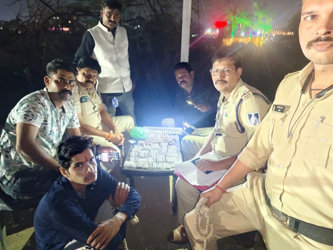 292 नशीले इंजेक्शनों के साथ गिरफ्तार 22 वर्षीय प्रेम शर्मा ने पुलिस पूछताछ में 50 प्रतिशत तक मुनाफे पर इंजेक्शन बेचने की बात बताई।