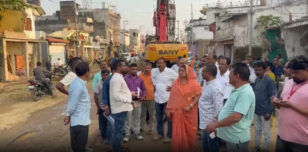 विधायक अनुभा मुंजारे ने 2 दिन में व्यवस्था सुधारने की चेतावनी दी।