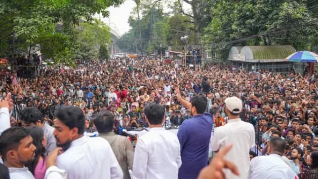 बांग्लादेश की राजधानी ढाका में महंगाई, फ्यूल क्राइसिस और पावर कट के खिलाफ प्रोटेस्ट हुआ। रैली में भारत विरोधी नारे लगाए गए।