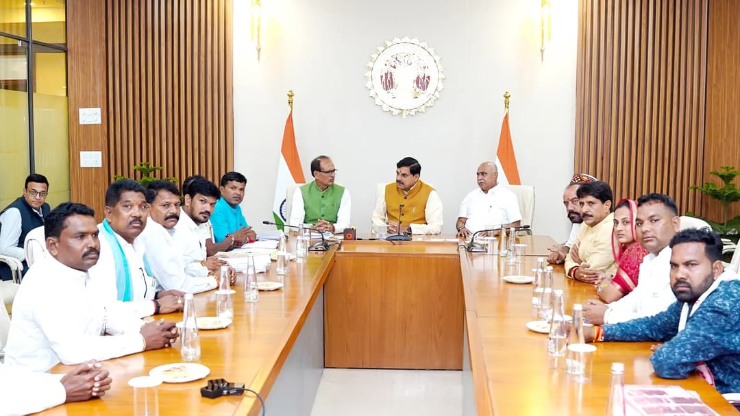 आदिवासी प्रतिनिधियों के साथ सीएम से मिले शिवराज