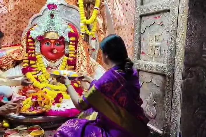देवास की नई कलेक्टर नेहा मीना ने माता टेकरी पर किए दर्शन
