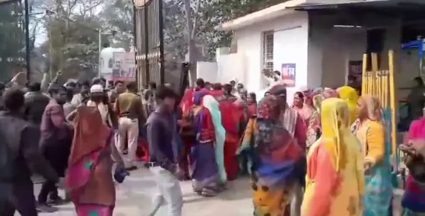 कलेक्ट्रेट में ग्रामीणों का हंगामा, फोटो।