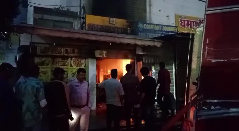 भोपाल में 6 नंबर चौपाटी के सामने बनी दुकान में लगी आग