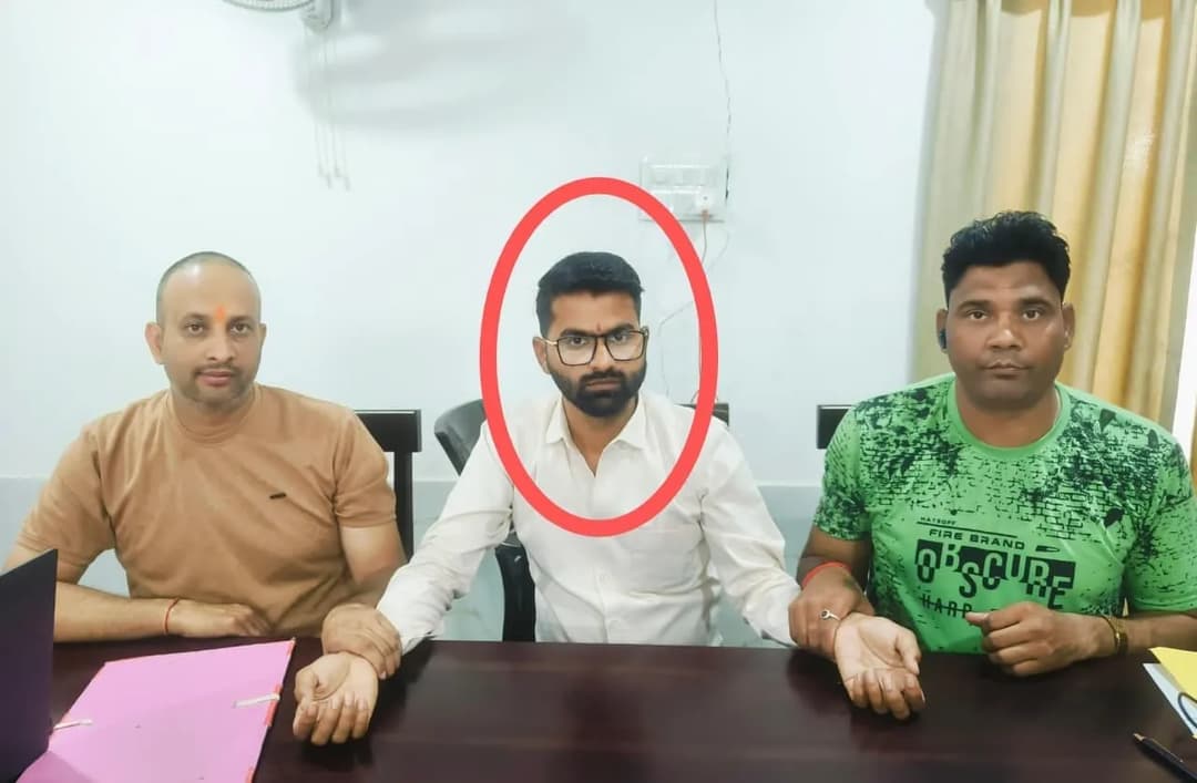 बदनावर में 4 हजार की रिश्वत लेते बिजलीकर्मी रंगे हाथों पकड़ा।