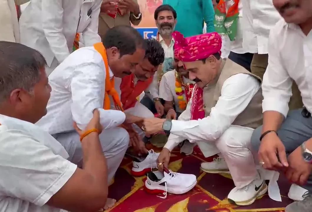 उपचुनाव में जीत के बाद नरोत्तम मिश्रा ने पहनाईं पादुकाएं