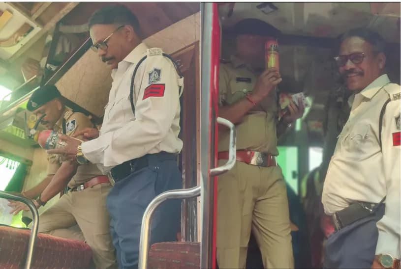 नीमच में यातायात पुलिस ने यात्री बसों की चेकिंग की, मिलीं कमियां।