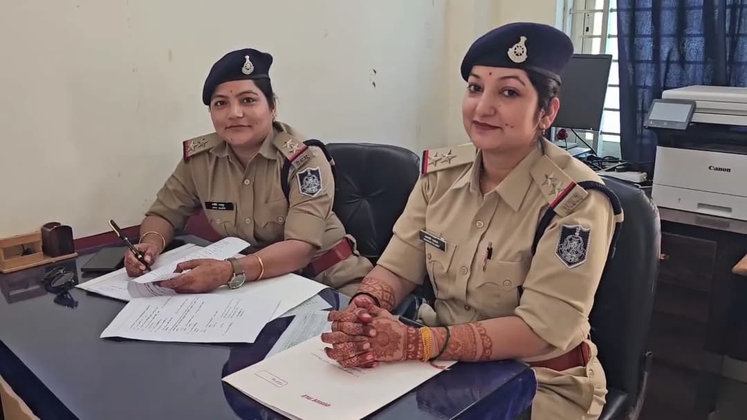 गुना में करवा चौथ पर कर्तव्य निभाती महिला पुलिसकर्मी।