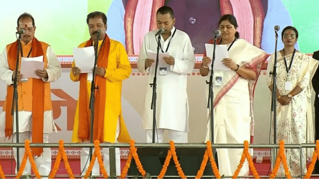 पहली बार में निशांत कुमार के साथ श्रवण कुमार, विजय सिन्हा, लेसी सिंह और दिलीप जायसवाल ने मंत्री पद की शपथ ली।