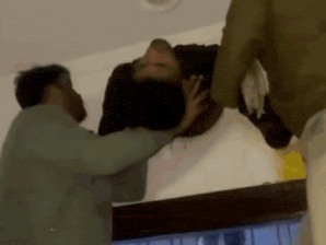 चोरी करने पहुंचा था चोर, एग्जॉस्ट फैन के लिए बनी जगह में फंसा