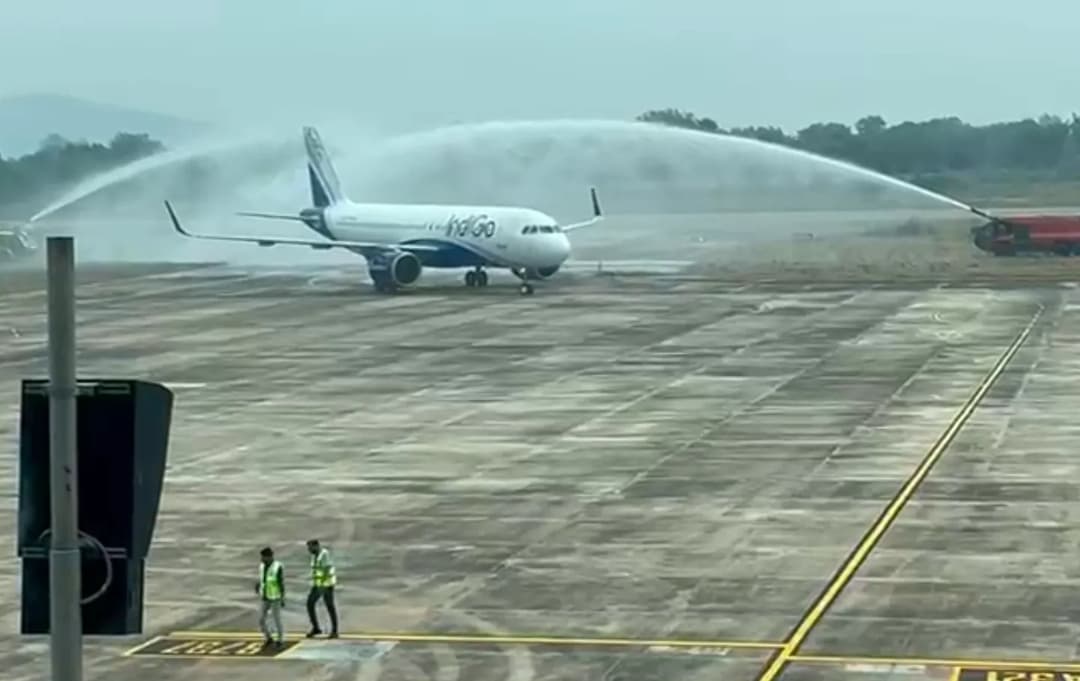 सांसद वीडी शर्मा ने दिखाई हरी झंडी, वाटर कैनन से पहली फ्लाइट का हुआ स्वागत
