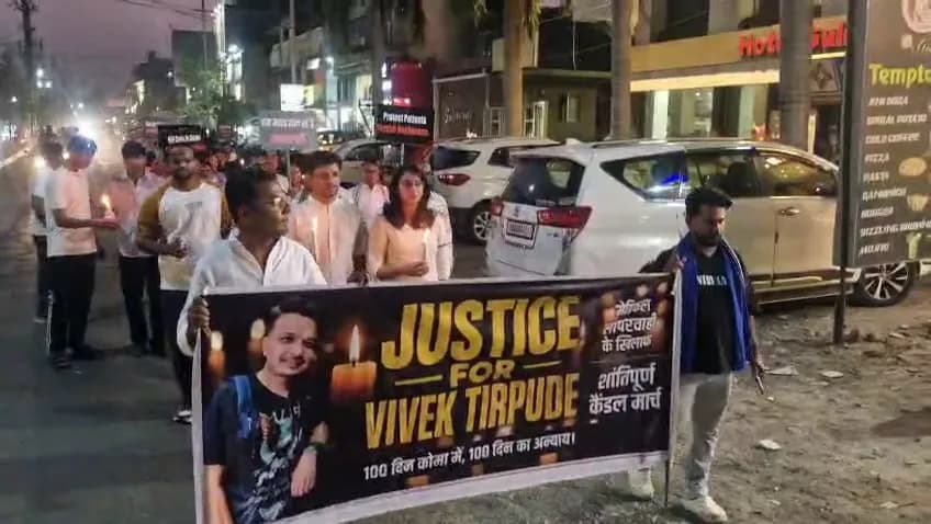कैंडल मार्च निकाला।