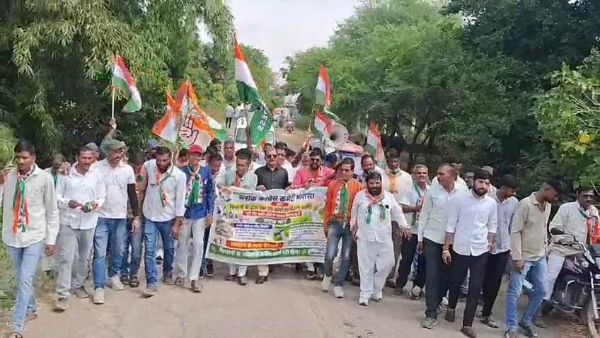 जर्जर सड़क और किसानों की समस्याओं को लेकर कांग्रेस ने पोलाय जागीर से डकाचिया फाटे तक करीब 4 किमी पैदल मार्च निकाला।