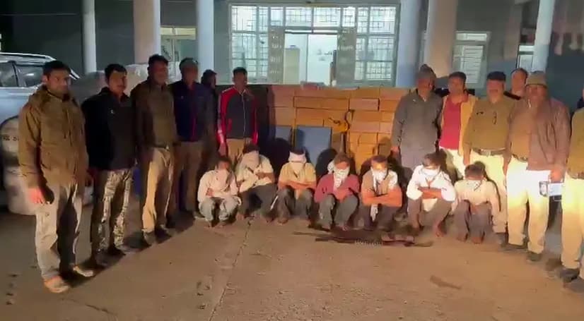 अवैध शराब फैक्ट्री पर पुलिस का छापा, फोटो।