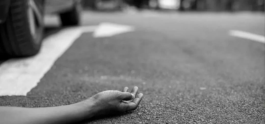 NH-43 पर तेज रफ्तार बाइक पुल से नीचे गिरी