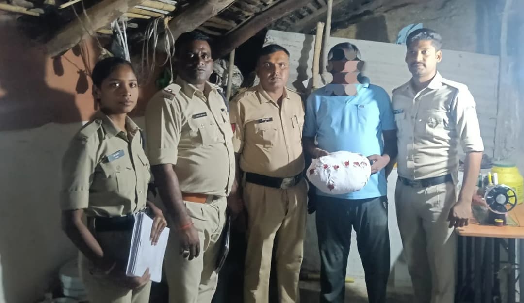 रामनगर पुलिस ने गांजे के साथ तस्कर को गिरफ्तार किया।
