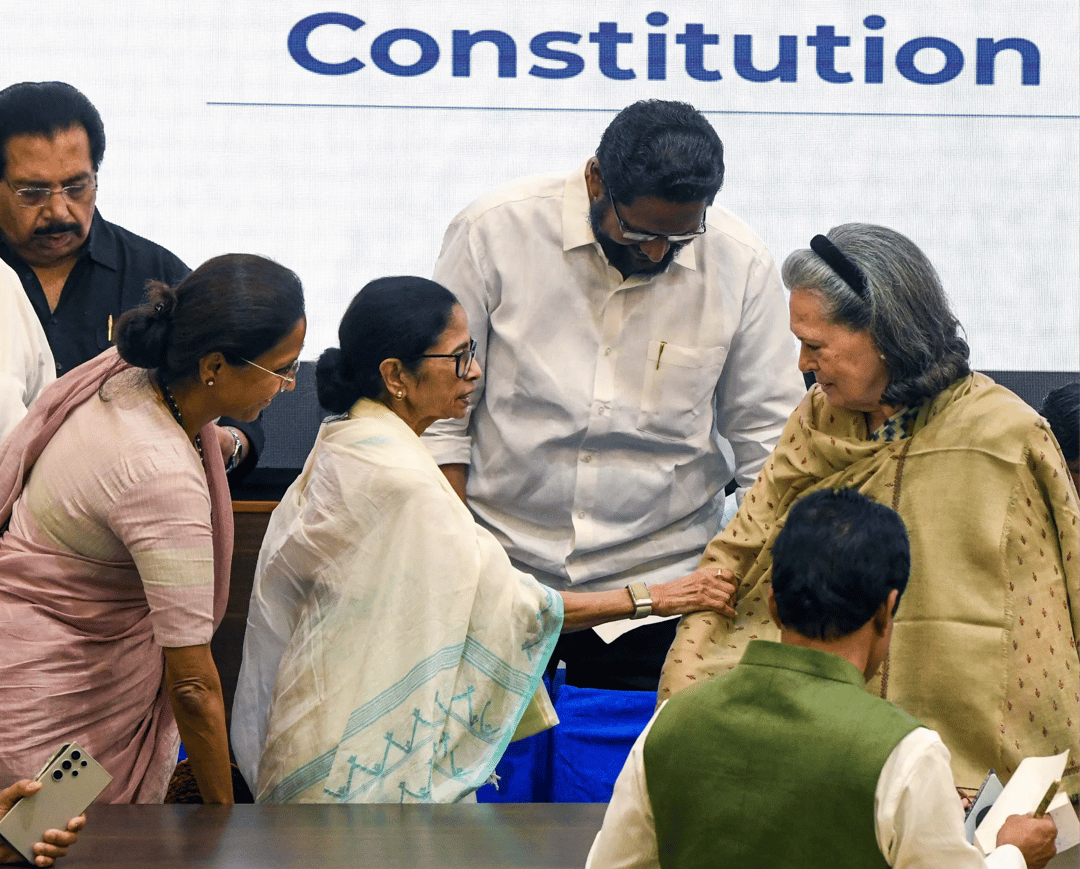 ममता बनर्जी 30 सितंबर को इंडिया गठबंधन की बैठक में शामिल हुई थीं। इसमें सोनिया गांधी और राहुल गांधी भी पहुंचे थे।