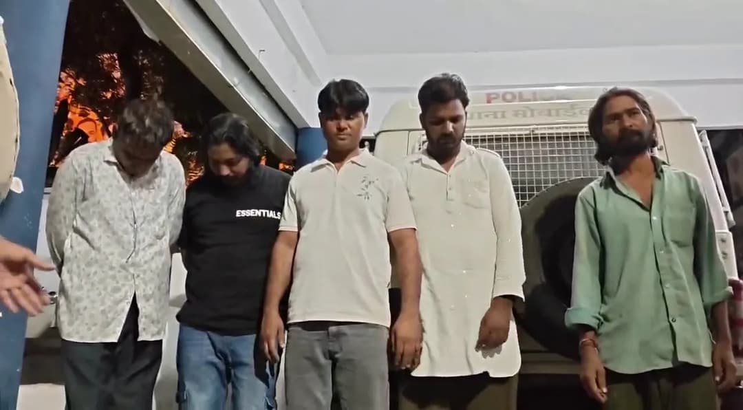 देवास में जुए के अड्डे पर पुलिस की दबिश