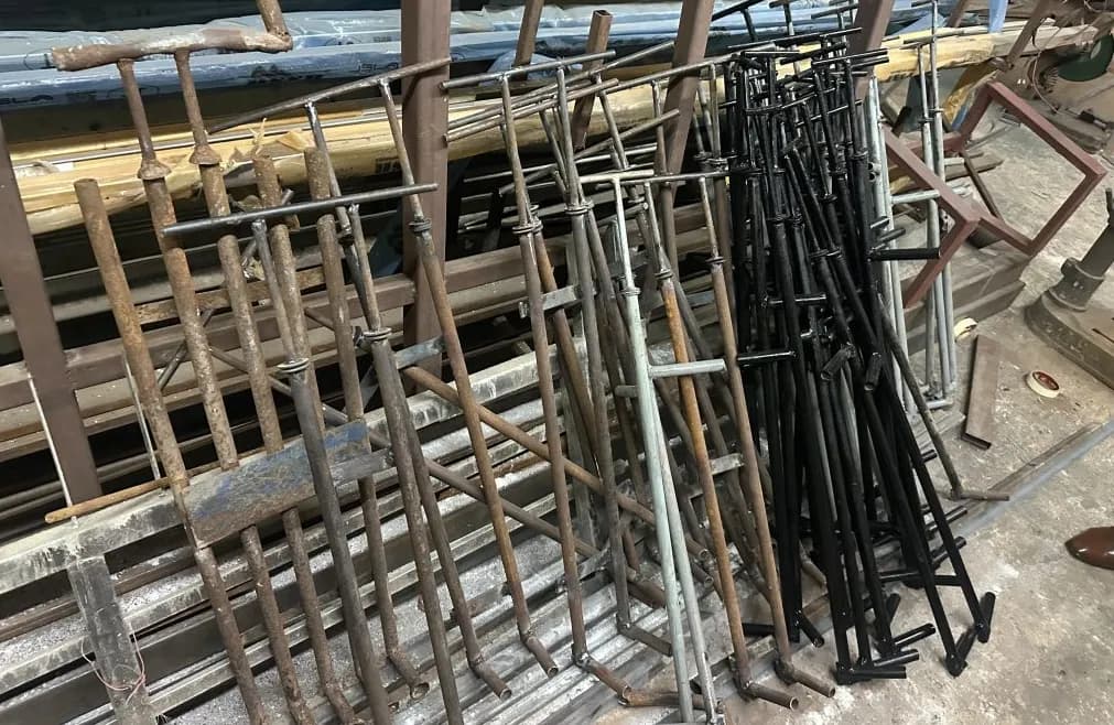 दुकानों पर छापेमारी में बड़ी संख्या में गन जब्त