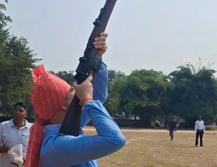 शहडोल में शस्त्र पूजा के दौरान DIG की राइफल ने दिया धोखा!