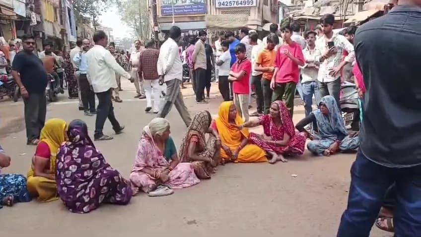 शिवपुरी में दुकानदारों और नगर पालिका टीम के बीच विवाद