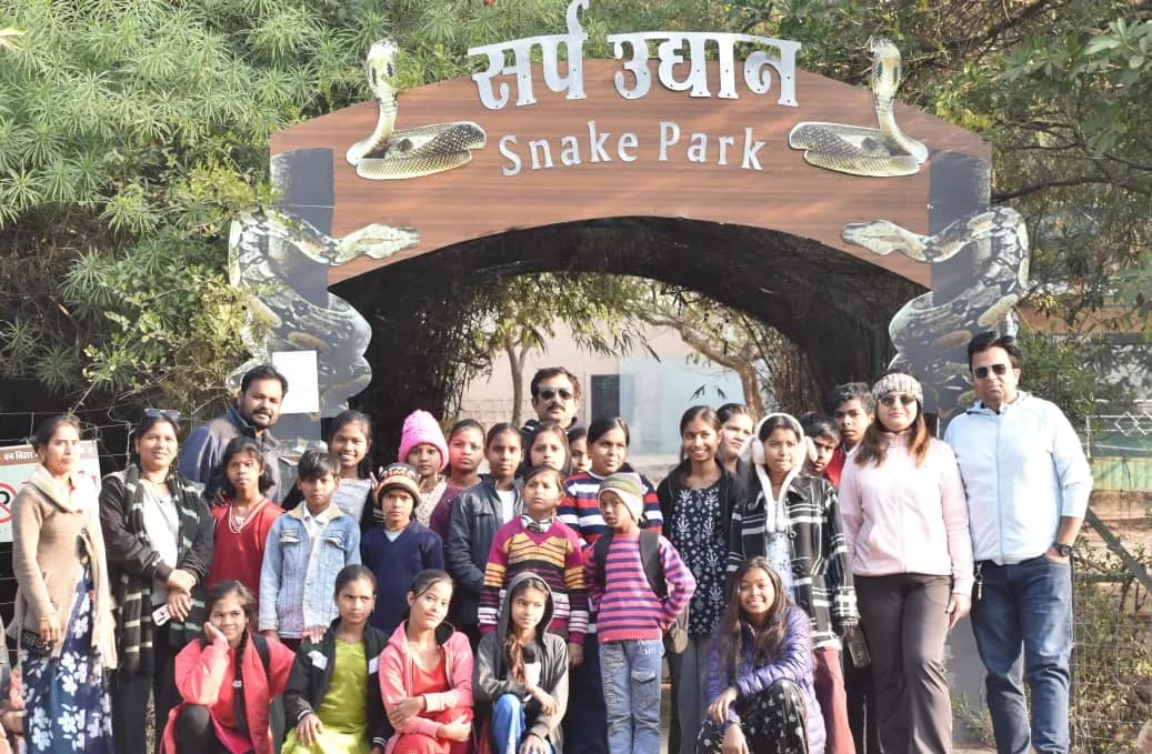 वन विहार का भ्रमण करते बच्चे।