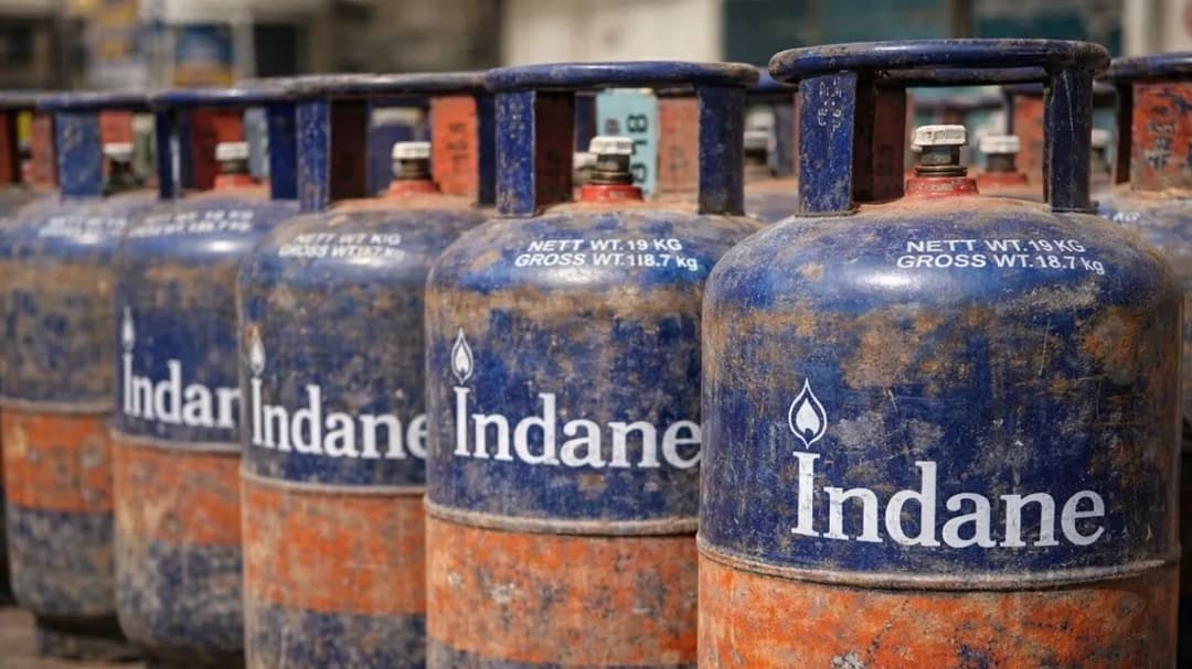 19 किलो वाले कमर्शियल LPG सिलेंडर के दाम 6 महीने में करीब दोगुने हो गए हैं। (फाइल फोटो)