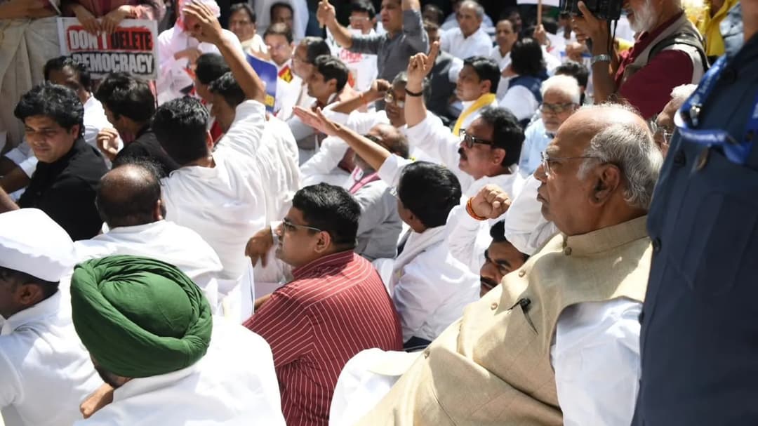 तस्वीर 6 अक्टूबर की है। विपक्ष ने इस दिन निर्वाचन सदन की ओर मार्च किया था। इसके बाद विपक्षी पार्टियां जंतर-मंतर और सुप्रीम कोर्ट तक भी रैली निकाल चुकी हैं। (फोटो सोर्स: @INC)