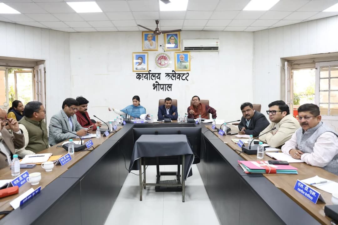 कलेक्टर कार्यालय में टीएल की बैठक।