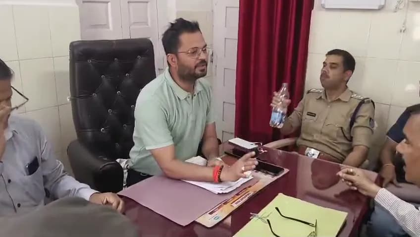 छतरपुर के सटई में जर्जर सरकारी भवनों को गिराने पर विवाद