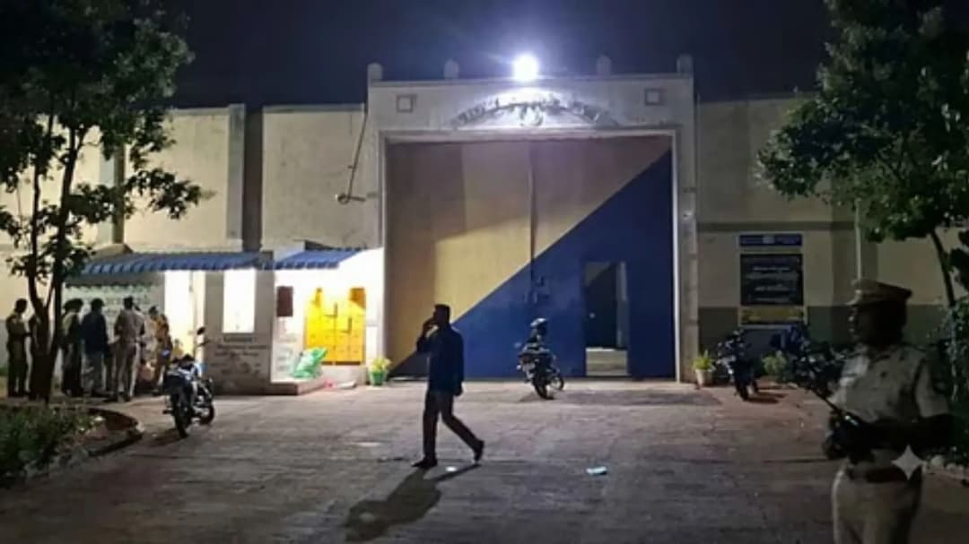 तमिलनाडु में जेल ब्रेक कर भागे 17 कैदी