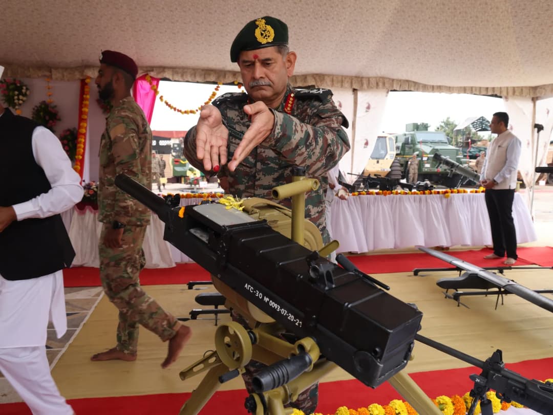 यह तस्वीर 2 अक्टूबर को दशहरा के अवसर पर शस्त्र पूजन के समय की है। (फोटो- रक्षा मंत्रालय)