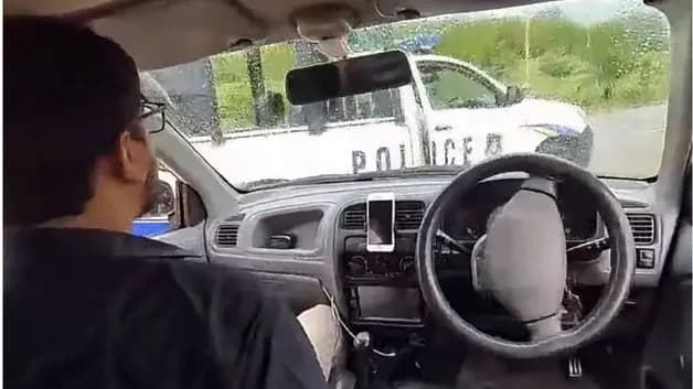 जर्नलिस्ट बोला- टैलेंट की कमी नहीं; अगले ही पल पुलिस वैन में घुसी कार