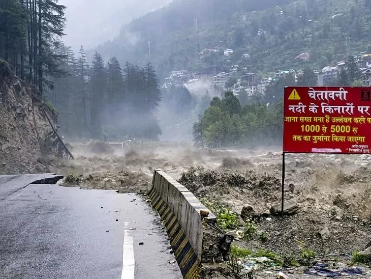 पंजाब में तीन लाख एकड़ खेती की जमीन पानी में डूबी, हिमाचल में 1200 से ज्यादा सड़कें ठप; उत्तराखंड में सभी स्कूल-कॉलेज बंद Main